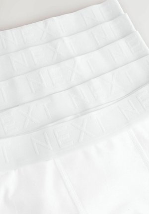 Zestaw czterech białych majtek typu bokserki z miękkim elastycznym paskiem w talii, na którym znajduje się wytłoczone logo "NEXT". Gładki materiał i prosty design.