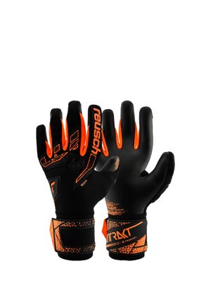 Schwarze und orange Torwarthandschuhe mit strukturierten Handflächen, auffälligem Logo und verstellbaren Handgelenkriemen auf weißem Hintergrund.