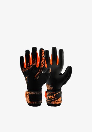 Paire de gants de gardien noirs et orange avec paumes texturées, logo audacieux et sangles de poignet ajustables sur fond blanc.