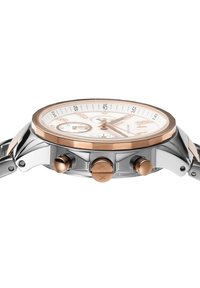 Orologio cronografo in argento e oro rosa con quadrante bianco, tre sub-quadranti e bracciale in metallo lucido. Cassa rotonda con tasti prominenti.