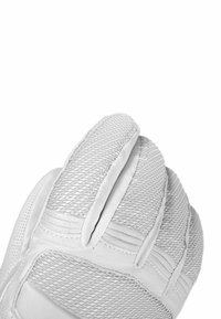 Weiße Sporthandschuhe mit einem strukturierten Netzdesign an den Fingern und der Handfläche, verstärkten Nähten und Polsterungen für Grip und Schutz.