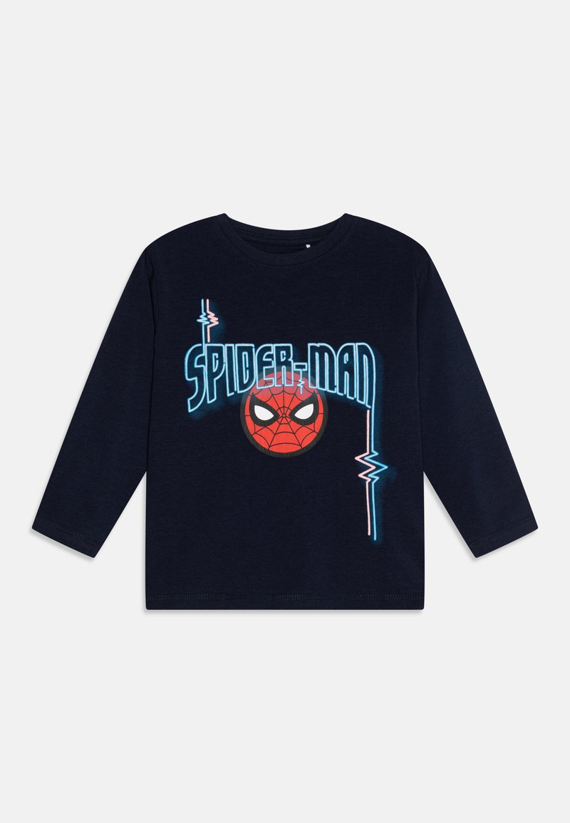 Lahtivyön tummansininen pitkähihainen t-paita, jossa on punainen Spider-Man -grafiikka, rohkeaa sinistä tekstiä sekä salamaniskuja valkoisena ja vaaleansinisenä. Pehmeä kangas.