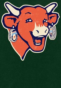 Oranžová cartoonová hlava krávy s bílými akcenty a náušnicemi. Umístěna na tmavě zeleném pozadí s opotřebovanou texturou.