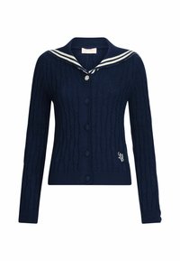 Cardigan lavorato a maglia blu navy con un motivo a trecce, colletto da marinaio bianco, cinque bottoni e un piccolo logo ricamato in basso a sinistra.