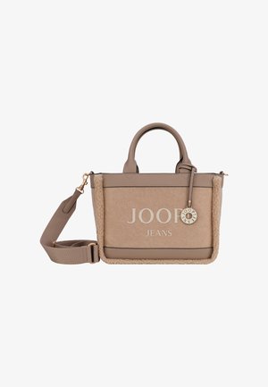 Beige Handtasche mit Kunstfell-Akzenten, Ledergriffen und einem goldenen Logo-Anhänger. Verfügt über eine strukturierte Form und einen abnehmbaren Schulterriemen.