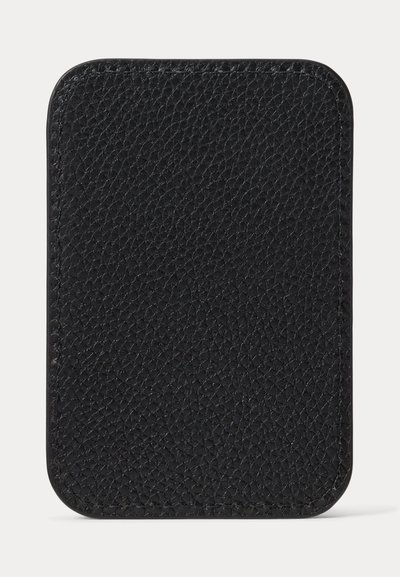 Černá texturovaná kožená peněženka zaoblenými rohy a viditelným šitím podél okrajů, zobrazena na bílem pozadí.