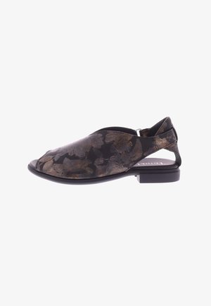 Schwarze flache Ledersandale mit metallisch bronzefarbenem Blumenmuster, offenem Fersenteil und kleinem Blockabsatz.