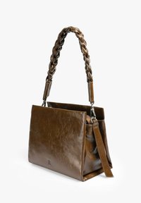 Bolso de cuero marrón con un asa trenzada, forma rectangular y textura suave. Presenta un cierre con cremallera y una correa desmontable.