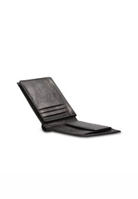 Portafoglio in pelle nera con più scomparti per carte, una sezione piatta per banconote e una texture liscia. Si apre verticalmente per un facile accesso.