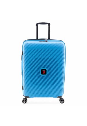 Valise rigide bleue avec des rayures diagonales, quatre roues pivotantes et une poignée télescopique noire déployée.