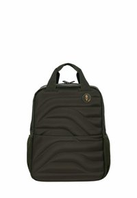 Mochila verde oscuro hecha de un tejido texturizado, con patrones de ondas acolchados, un mango superior, bolsillos laterales de malla y un logo circular.