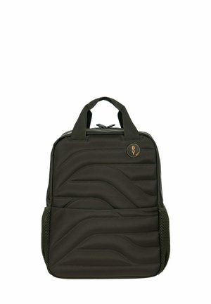 Zaino verde scuro realizzato in tessuto testurizzato, caratterizzato da motivi a onde imbottiti, una maniglia superiore, tasche laterali in rete e un logo circolare.