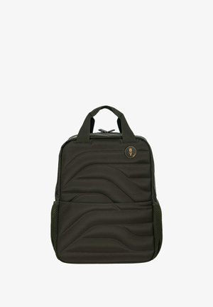 Zaino verde scuro realizzato in tessuto testurizzato, caratterizzato da motivi a onde imbottiti, una maniglia superiore, tasche laterali in rete e un logo circolare.