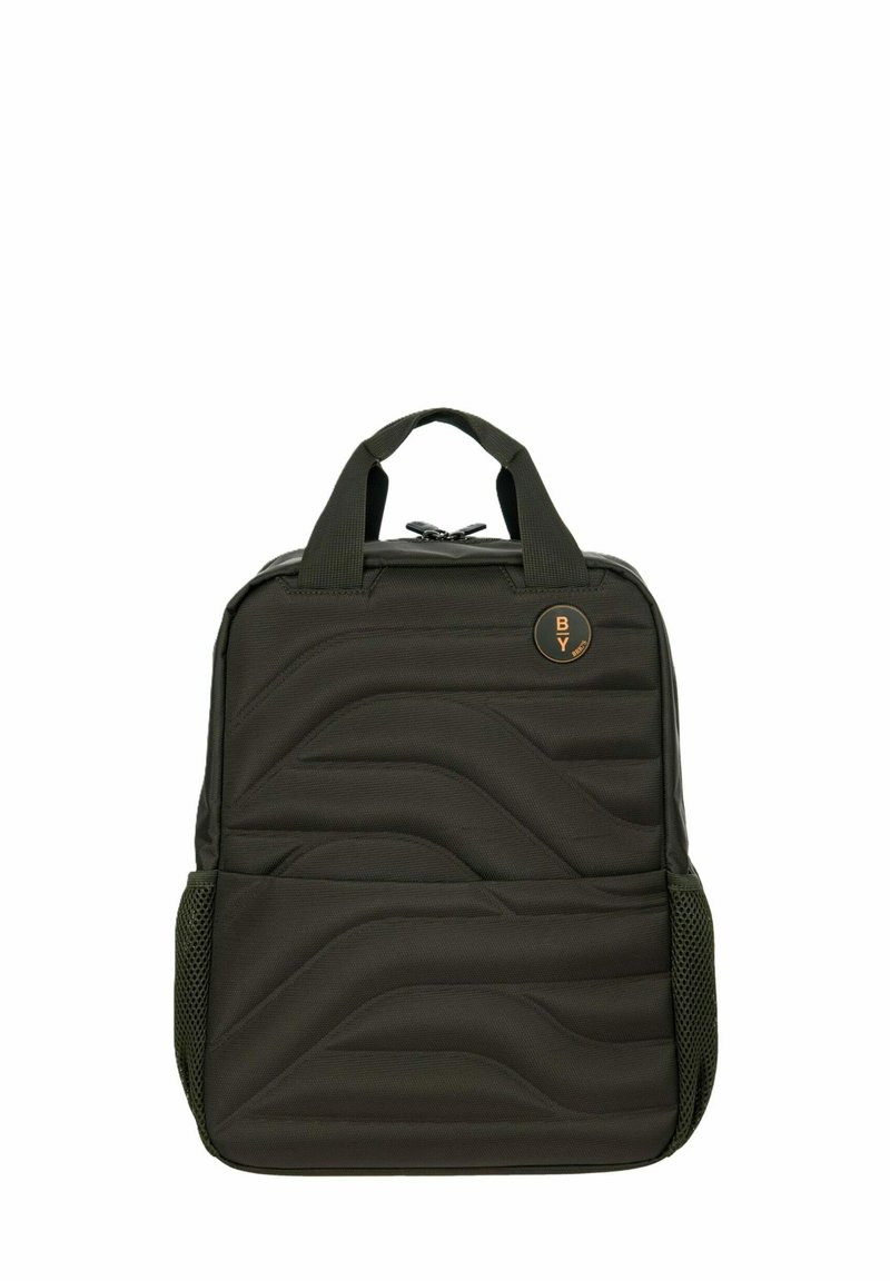 Mochila verde oscuro hecha de un tejido texturizado, con patrones de ondas acolchados, un mango superior, bolsillos laterales de malla y un logo circular.