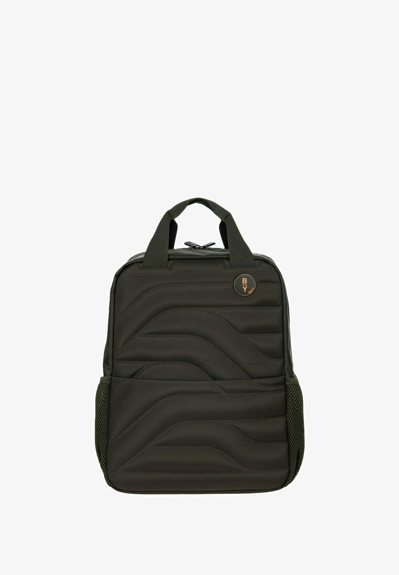 Mochila verde oscuro hecha de un tejido texturizado, con patrones de ondas acolchados, un mango superior, bolsillos laterales de malla y un logo circular.