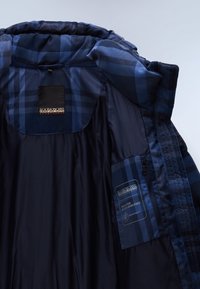 Niebiesko-czarna kurtka w kratkę, rozpięta, ukazująca gładką czarną podszewkę wewnętrzną oraz wewnętrzną kieszeń na zamek z etykietą marki i informacjami o pielęgnacji.