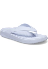 Chancla de color azul claro hecha de material suave y duradero. Presenta un diseño de tira en forma de T y una plantilla texturizada para un mejor agarre. Suela plana con bordes redondeados.