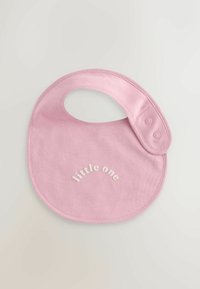 Ljust rosa bomullsspyndel med en oval halsöppning, med texten "lilla vän" i vitt, något krökt i mitten. Två knappstängningar.