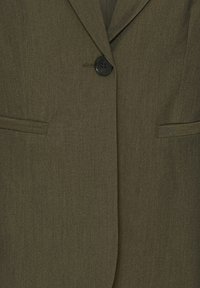 Veste vert olive simple boutonnage avec un bouton noir fermé et deux poches passepoilées horizontales.