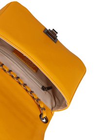 Borsa a tracolla gialla in pelle con design rigido, accessori in tonalità argento, tasca interna con zip e dettaglio a catena lungo l'apertura.