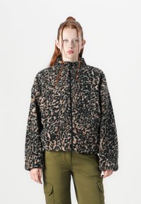 Volcom WYLDING OUT SHERPA - Fleecejas - animal print