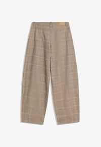 Brązowe spodnie w kratę o luźnym kroju, z talią z zapięciem na guzik oraz subtelną fakturą, z kontrastującymi liniami w miękkim, tkanym materiale.