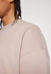 Abercrombie & Fitch ESSENTIAL CREW - Sweatshirt - bark