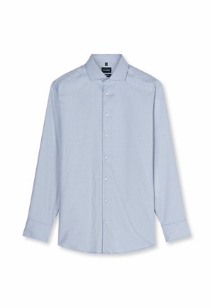 Chemise bleu clair à manches longues boutonnée avec un motif à petits carreaux et un col pointu, posée à plat sur un fond blanc.