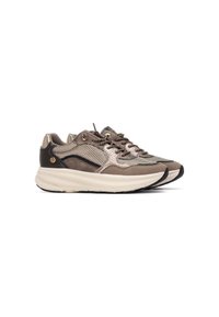 Sneakers atletici marroni e beige con materiali in rete e suede, inserti testurizzati, punta rotonda, suola ammortizzata e design con lacci.