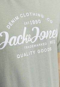 Jack & Jones RUNDHALS - T-shirt con stampa - desert sage