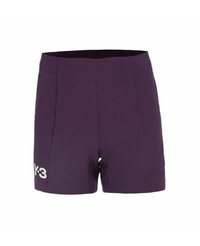 Paarse shorts met een gladde textuur, hoge taille en twee plooien aan de voorkant. Bevat een wit "Y-3" logo aan de linksonderzijde.