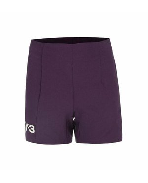 Paarse shorts met een gladde textuur, hoge taille en twee plooien aan de voorkant. Bevat een wit "Y-3" logo aan de linksonderzijde.