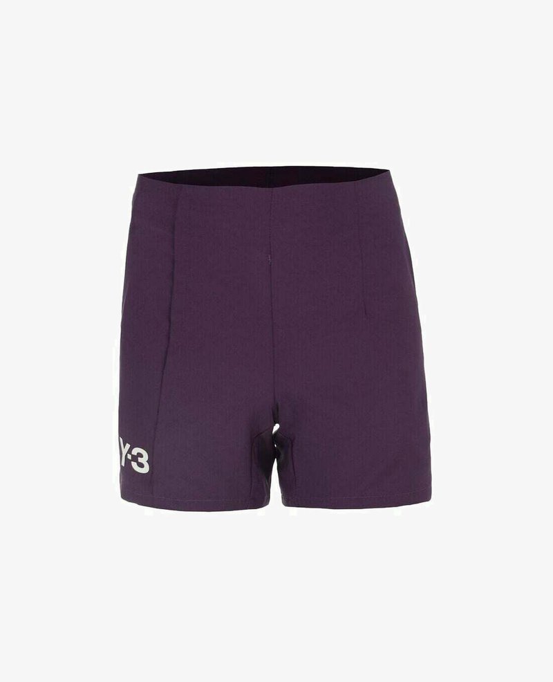 Paarse shorts met een gladde textuur, hoge taille en twee plooien aan de voorkant. Bevat een wit "Y-3" logo aan de linksonderzijde.