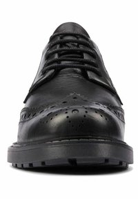 Chaussure de ville en cuir noir présentant un bout arrondi, un design à ailes, des détails perforés et une semelle en caoutchouc plate avec une bande de roulement texturée.