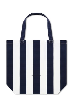 Torba na zakupy z pionowymi granatowymi i białymi paskami, dwoma granatowymi rączkami oraz małym, czarnym napisem na środku z przodu.