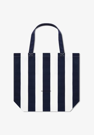 Torba na zakupy z pionowymi granatowymi i białymi paskami, dwoma granatowymi rączkami oraz małym, czarnym napisem na środku z przodu.