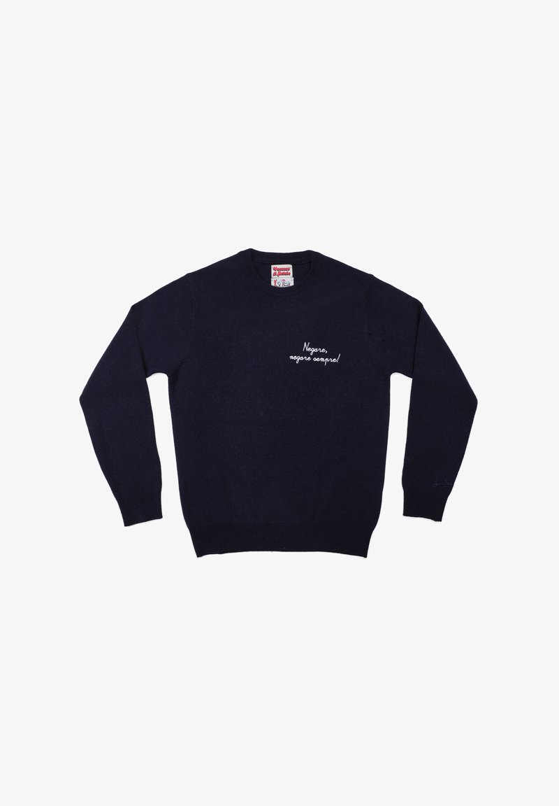 Mørkeblå langærmet sweater med rund hals, med hvidt broderet tekst "Negare, negare sempre!" på venstre bryst.