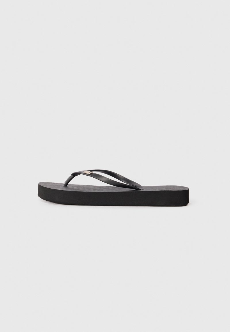 Schwarze Gummi-Flip-Flop-Sandale mit flacher Sohle, strukturiertem Fußbett und zwei runden Riemen. Minimalistisches Design mit schlankem Profil.