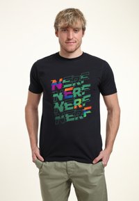 Sort T-shirt med farverig "NERF" grafisk design i forskellige skrifttyper og størrelser; kortærmet, rund hals, lavet af glat bomuldsmateriale.