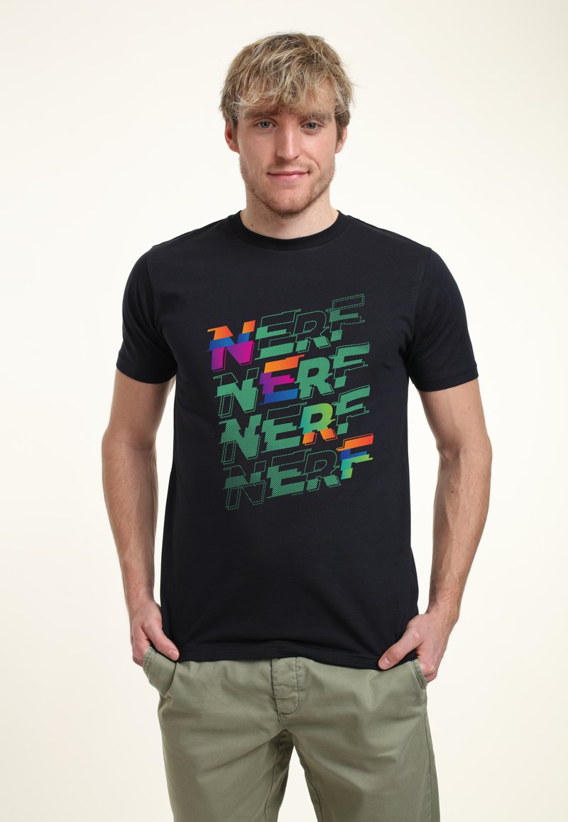 Sort T-shirt med farverig "NERF" grafisk design i forskellige skrifttyper og størrelser; kortærmet, rund hals, lavet af glat bomuldsmateriale.