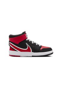 Hochschnitt-Sneaker aus schwarzem Leder mit roten Akzenten, weißen Schnürsenkeln und einer strukturierten Oberfläche. Bemerkenswertes Nike-Swoosh-Design an der Seite.