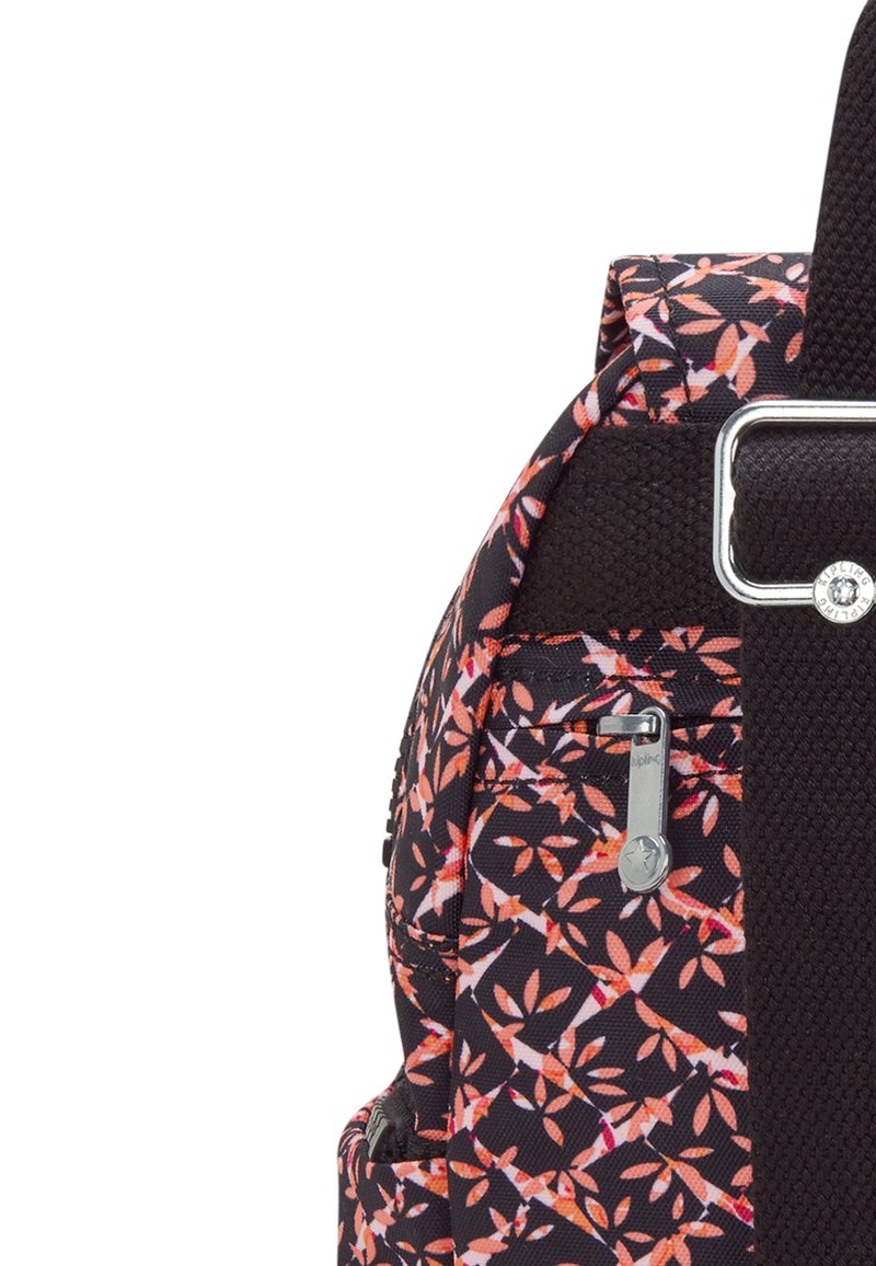 Zaino con motivo floreale in nero, con disegni di foglie rosa e arancione, una tasca con zip e un tessuto resistente con finitura testurizzata.