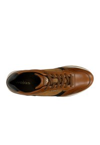 Sneaker in pelle marrone con accenti in suede tan, striscia laterale nera e lacci marroni. Presenta un collo imbottito e un dettaglio con logo sulla linguetta.