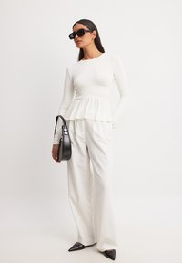 NA-KD SMOCK - Pitkähihainen paita - offwhite