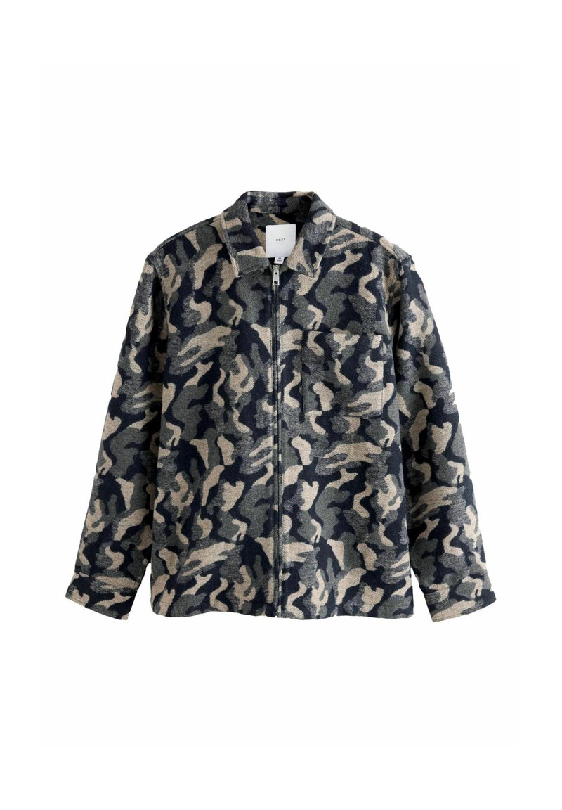 Geknoopte jas met grijs, zwart en tan camouflagedessin, voorrits, kraag, lange mouwen en borstzak op een effen witte achtergrond.