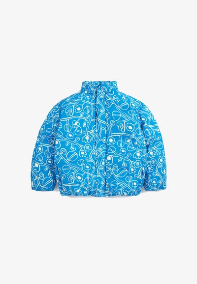 Doudoune bleu vif avec un motif floral et de vigne abstrait blanc, col montant et manches longues, posée à plat sur un fond blanc.
