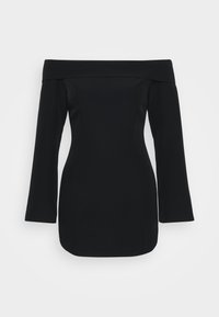 Svart avlang kjole med bar skulder, lange ermer, strukturert liv og tettsittende silhuett. Laget av glatt stoff uten synlige mønstre.