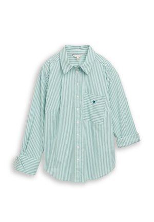Chemise à manches longues vert clair avec fines rayures verticales, une poche avant ornée d'un petit cœur foncé, et des détails de nouage aux poignets.