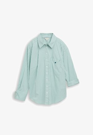 Chemise à manches longues vert clair avec fines rayures verticales, une poche avant ornée d'un petit cœur foncé, et des détails de nouage aux poignets.