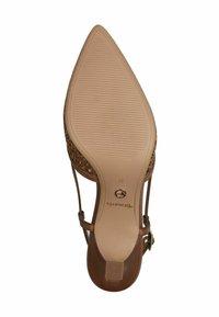 Scarpa con tacco alto intrecciata marrone, con punta affusolata, dotata di una suola beige liscia, cinturino alla caviglia regolabile e un piccolo accento rotondo.